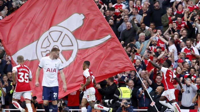 Arsenals Bukayo Saka, right, celebrates after scoring his sides second goal during the English Premier League soccer match between Arsenal and Tottenham Hotspur at Emirates stadium in London, England, Sunday, Sept. 24, 2023. (AP Photo/David Cliff)