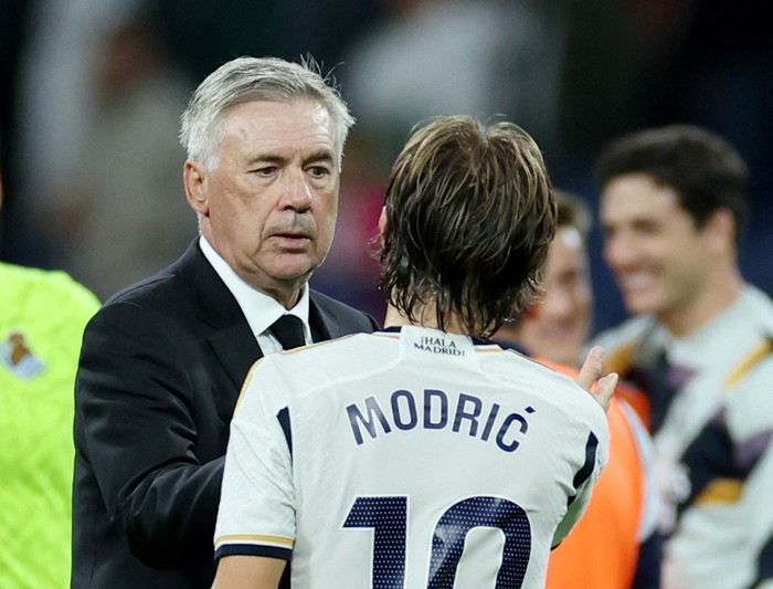 Soccer Football - LaLiga - Real Madrid v Real Sociedad - Santiago Bernabeu, Madrid, Spain - September 17, 2023 Real Madrid coach Carlo Ancelotti and Luka Modric celebrate after the match REUTERS/Isabel Infantes