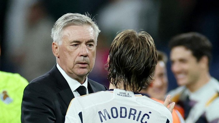 Soccer Football - LaLiga - Real Madrid v Real Sociedad - Santiago Bernabeu, Madrid, Spain - September 17, 2023 Real Madrid coach Carlo Ancelotti and Luka Modric celebrate after the match REUTERS/Isabel Infantes