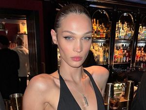 7 Foto Model yang Mirip Bella Hadid Tampil di Milan Fashion Week 7 Foto Model yang Mirip Bella Hadid Tampil di Milan Fashion Week