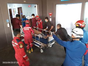 Wanita di Makassar Jatuh dari Lantai 2 Saat Kejar Kucing, Damkar Evakuasi