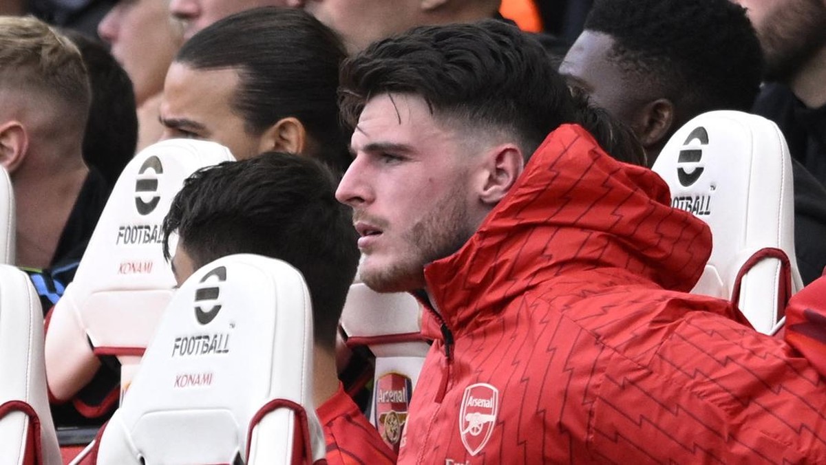 Declan Rice duduk di bench usai diganti Jorginho karena cedera punggung. Foto: REUTERS/TONY OBRIEN