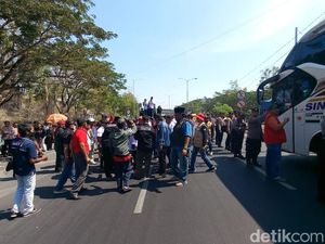 Pedemo Buka Tutup Jembatan Suramadu Sisi Bangkalan Bikin Lalin Tersendat Pedemo Buka Tutup Jembatan Suramadu Sisi Bangkalan Bikin Lalin Tersendat