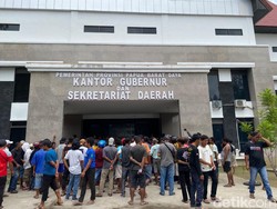 Sopir Angkot Geruduk Kantor Gubernur PBD, Tuntut Taksi Online Disetop