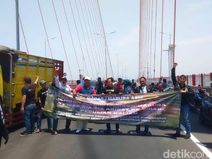 5 Fakta Demo Tutup Suramadu Protes Truk Garam Penyebab Kecelakaan 5 Fakta Demo Tutup Suramadu Protes Truk Garam Penyebab Kecelakaan