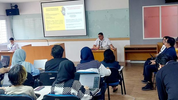 Dirkrimum Polda Metro Jaya Komisaris Besar Hengki Haryadi menyediakan kuliah lazim di UI soal kejahatan TPPO internasional