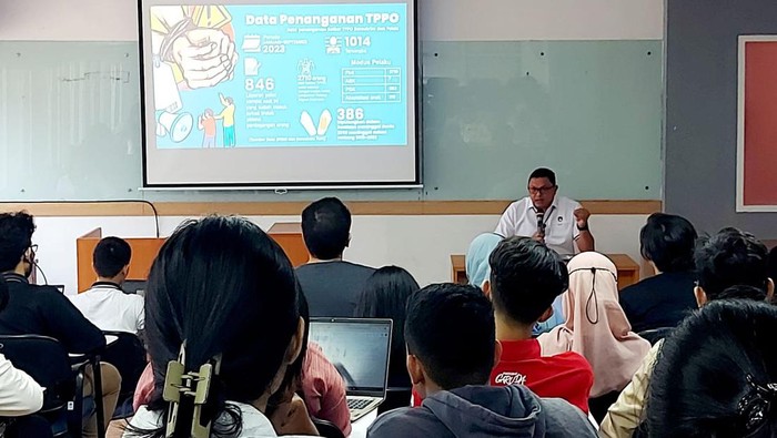 Dirkrimum Polda Metro Jaya Komisaris Besar Hengki Haryadi menyediakan kuliah lazim di UI soal kejahatan TPPO internasional Dirkrimum Polda Metro Jaya Komisaris Besar Hengki Haryadi menyediakan kuliah lazim di UI soal kejahatan TPPO internasional