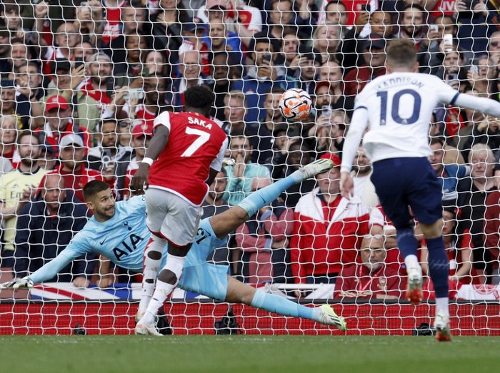 Arsenal vs Tottenham Hotspur imbang 2-2. The Lilywhites dua kali tertinggal, tapi Son Heung-min bikin brace untuk membuat Derby London Utara berakhir sama kuat. Laga tersaji di Emirates Stadium pada laga lanjutan Liga Inggris, Minggu (24/9).