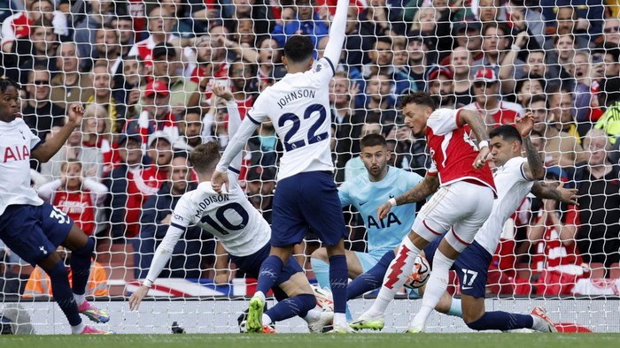 Arsenal vs Tottenham Hotspur imbang 2-2. The Lilywhites dua kali tertinggal, tapi Son Heung-min bikin brace untuk membuat Derby London Utara berakhir sama kuat. Laga tersaji di Emirates Stadium pada laga lanjutan Liga Inggris, Minggu (24/9).