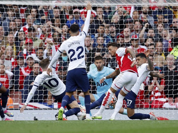 Arsenal vs Tottenham Hotspur imbang 2-2. The Lilywhites dua kali tertinggal, tapi Son Heung-min bikin brace untuk membuat Derby London Utara berakhir sama kuat. Laga tersaji di Emirates Stadium pada laga lanjutan Liga Inggris, Minggu (24/9).