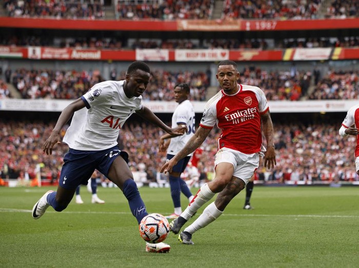 Arsenal vs Tottenham Hotspur imbang 2-2. The Lilywhites dua kali tertinggal, tapi Son Heung-min bikin brace untuk membuat Derby London Utara berakhir sama kuat. Laga tersaji di Emirates Stadium pada laga lanjutan Liga Inggris, Minggu (24/9).