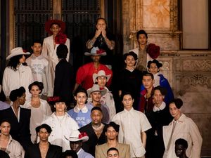 Fashion Show Ini Picu Kemarahan, Bikin Karyawan Terjebak di Gedung Tua