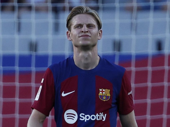 Barcelona's Frenkie de Jong reacts after getting injured during a Spanish La Liga soccer match between Barcelona and Celta at the Olympic Stadium of Montjuic in Barcelona, Spain, Saturday, Sept. 23, 2023. (AP Photo/Joan Monfort)