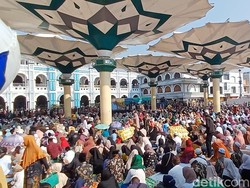 Puluhan Ribu Jemaah Hadiri Haul Mbah Hamid Pasuruan