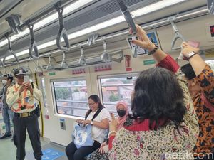 Senangnya Ada LRT, Emak-emak Kepo dan Bikin Konten Sekaligus Piknik Tipis-tipis