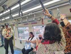 Senangnya Ada LRT, Emak-emak Kepo dan Bikin Konten Sekaligus Piknik Tipis-tipis