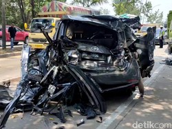 Cerita Saksi Mata Innova Hantam 2 Truk di Jalinsum, Mobil Sampai Muter-muter