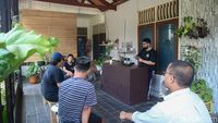 Interaksi Tanpa Batas di Toko Kopi Tjaraka