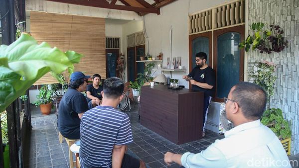 Interaksi Tanpa Batas di Toko Kopi Tjaraka