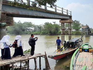 Jembatan Penghubung 2 Dusun di Banyuasin Roboh, 500 Warga Terisolir Jembatan Penghubung 2 Dusun di Banyuasin Roboh, 500 Warga Terisolir