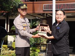 Kapolres Malang Beri Penghargaan Sutradara Film Message of Kanjuruhan