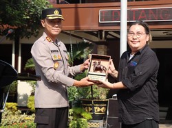 Kapolres Malang Beri Penghargaan Sutradara Film Message of Kanjuruhan