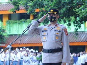 Pimpin Upacara di SMA, Kapolsek Mampang Imbau Siswa Jauhi Tawuran