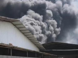Pabrik Kemoceng di Bandung Kebakaran, Asap Hitam Mengepul
