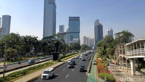 Lihat Lagi Foto-foto Langit Jakarta yang Membiru Siang Tadi