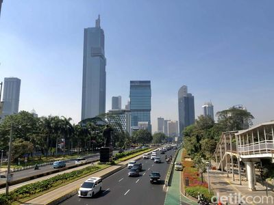 Lihat Lagi Foto-foto Langit Jakarta yang Membiru Siang Tadi