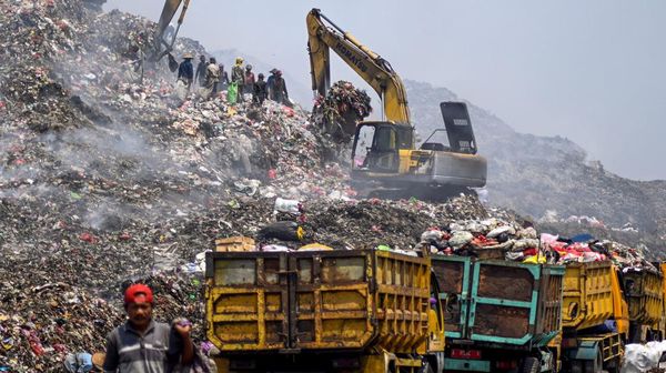 Masih Terbakar, Begini Kondisi TPA Jatiwaringin Tangerang