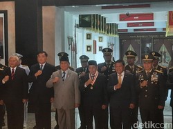 Prabowo Beri Habib Luthfi Dharma Pertahanan: Beliau Selalu Utamakan NKRI