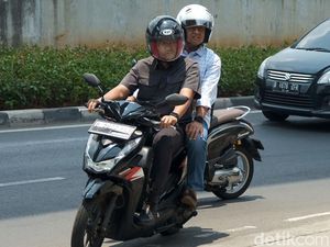Momen Anies Diantar Motor ke Baintelkam Polri untuk Urus SKCK
