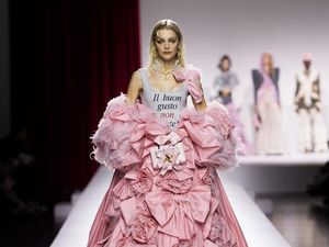 Menikmati Peragaan 40 Tahun Moschino yang Penuh Cinta Bersama Tiffany Young Menikmati Peragaan 40 Tahun Moschino yang Penuh Cinta Bersama Tiffany Young