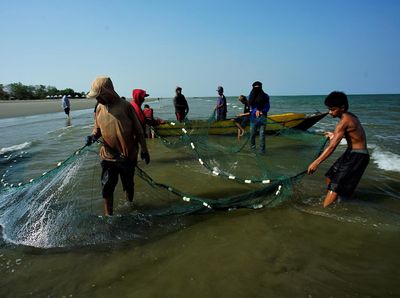 Nelayan Sultra Jaring Ikan untuk Dibagi-bagikan ke Warga