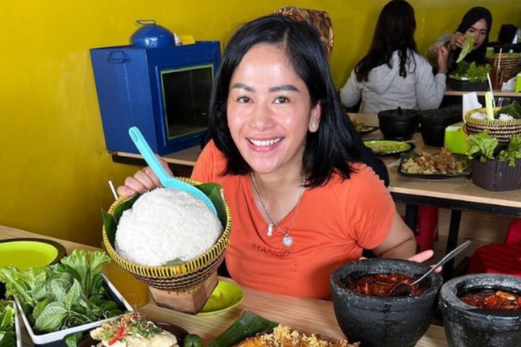Netizen Ramai-ramai Kritik Gaya Review Makanan Farida Nurhan