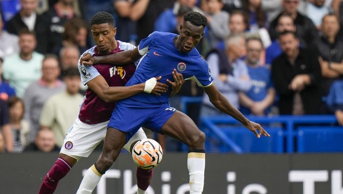 Chelseas Nicolas Jackson, right, duels for the ball with Aston Villas Ezri Konsa during the English Premier League soccer match between Chelsea and Aston Villa at Stamford Bridge stadium in London, Sunday, Sept. 24, 2023. (AP Photo/Alastair Grant)