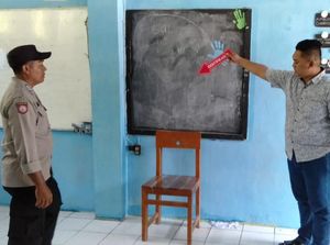 Tangis Bibi Siswa Bacok Guru: Dia Tumpuan Keluarga, Beri Keringanan Pak Hakim Tangis Bibi Siswa Bacok Guru: Dia Tumpuan Keluarga, Beri Keringanan Pak Hakim