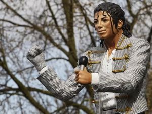 Kocak! 7 Patung yang Nggak Mirip Sama Aslinya