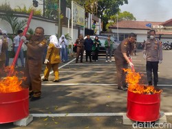 Kejari Cimahi Musnahkan Barbuk Kejahatan Bernilai Rp 150 Juta