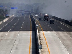 TPS Ilegal Bekasi Kebakaran, Asap Ganggu Pengguna Tol Cibitung-Cilincing