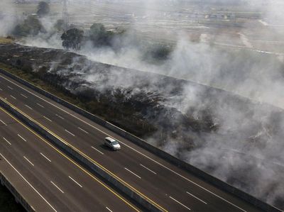 Penampakan Kepulan Asap Sisa Kebakaran TPS Ilegal di Bekasi