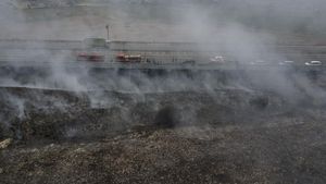 Pendinginan Sisa Kebakaran TPS Ilegal di Samping Tol Cibitung-Cilincing