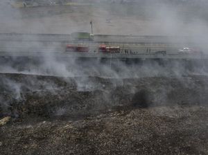 Pendinginan Sisa Kebakaran TPS Ilegal di Samping Tol Cibitung-Cilincing