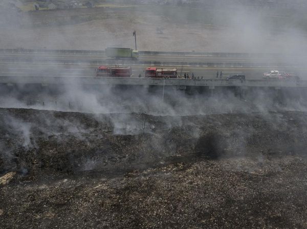 Pendinginan Sisa Kebakaran TPS Ilegal di Samping Tol Cibitung-Cilincing