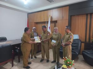 Kemendagri Berhentikan Hamim Pou dari Bupati Bone Bolango Usai Maju Caleg DPR Kemendagri Berhentikan Hamim Pou dari Bupati Bone Bolango Usai Maju Caleg DPR