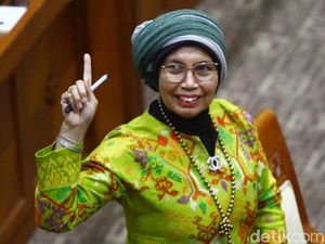 Pose Elita Rahmi Usai Jalani Uji Calon Hakim Konstitusi di DPR