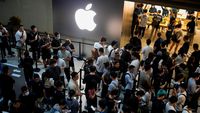 Potret Warga China Antre Panjang Demi iPhone 15