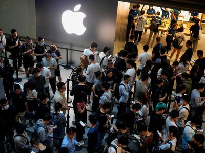 Potret Warga China Antre Panjang Demi iPhone 15