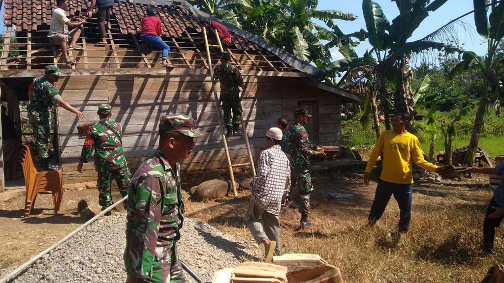 PUPR Gandeng TNI Bedah Rumah Warga di OKU PUPR Gandeng TNI Bedah Rumah Warga di OKU